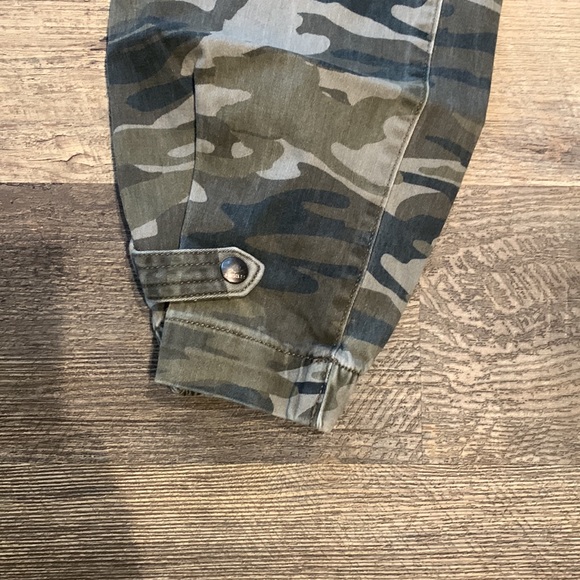 Express Camo Pants. Size 4. - Picture 5 of 6